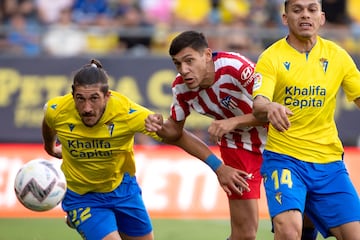 Nahuel Molina entre Pacha Espino y Brian Ocampo.