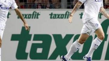 PRIMER GOL. Raúl celebra con Rakitic el primer gol del partido.