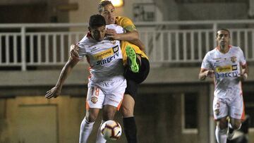 Futbol, San Luis vs Cobreloa.  Fecha 18, campeonato de Primera B 2019  El jugador de Cobreloa Gonzalo Aban disputa el balon contra Alexis Ferrero de San Luis durante el partido de Primera division B disputado en el estadio Lucio Fariña de Quillota, Chile.