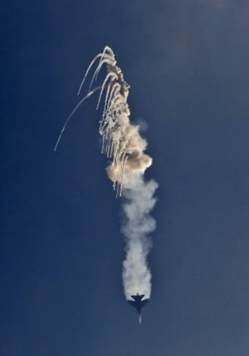 Acrobacia de un Sukhoi Su-27 del equipo Russian Knights.