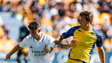 Arribas protege la pelota ante la presión de Mosquera.