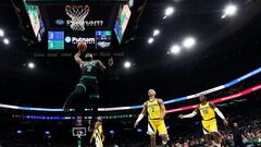 Jaylen Brown, alero de Boston Celtics, realiza un mate frente a Indiana Pacers.