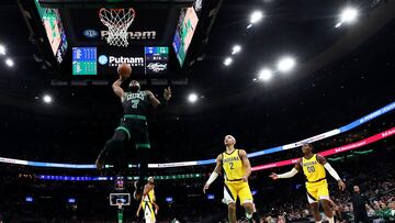 Jaylen Brown, alero de Boston Celtics, realiza un mate frente a Indiana Pacers.