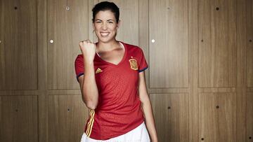 Garbiñe Muguruza posa con la camiseta de España para pedir el apoyo del público en la eliminatoria de Copa Federación ante la República Checa.