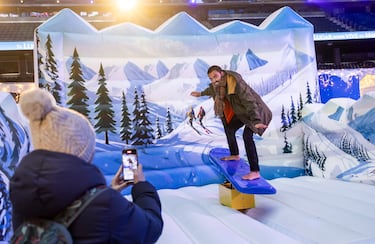 El estadio Santiago Bernabéu acoge la 'Mavidad Bernabeu'. Un envento para toda la familia en el que se puede disfrutar de un buen plan en estas fechas navideñas. En la imagen 'El Parque de las Nieves', donde un visitante practica Snowboard.