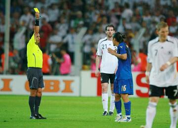 En las Semifinales del Mundial 2006, Archundia pintó de amarillo a Mauro Camoranesi.