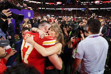 El apasionado beso de Taylor Swift y Travis Kelce celebrando la victoria en la Super Bowl