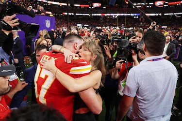 El apasionado beso de Taylor Swift y Travis Kelce celebrando la victoria en la Super Bowl