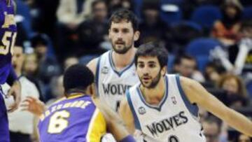 Kent Bazemore, ante Ricky Rubio y Kevin Love.
