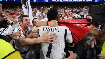 Los jugadores del conjunto blanco celebran la remontada y la clasificación para la final de la Champions League. En la imagen, Vinicius se une al festejo con los aficionados
