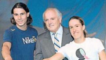 <b>MOSQUETEROS. </b>Nadal y Henin, campeones 2006, con Christian Bimes, el director de Roland Garros.