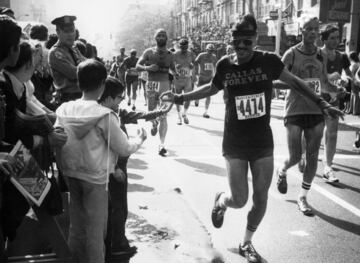 Un corredor se refresca durante la Maratón de 1979.
 