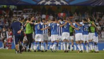Los jugadores de la Real celebran su clasificación para la fase de grupos de la Champions.