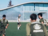 Claudio Giráldez dirige una sesión de entrenamiento del Celta en las instalaciones de Afouteza.