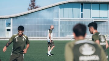 Claudio Giráldez dirige una sesión de entrenamiento del Celta en las instalaciones de Afouteza.
