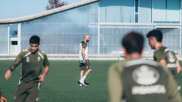Claudio Giráldez dirige una sesión de entrenamiento del Celta en las instalaciones de Afouteza.