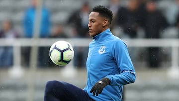 Yerry Mina durante el calentamiento previo a un partido con Everton en Premier League.