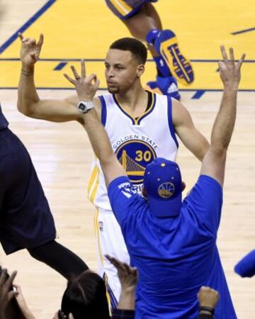 Stephen Curry reacciona tras marcar un triple.