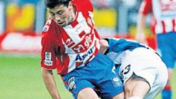 <b>PODERÍO. </b>Javi Fuego supera la entrada de un contrario en un partido de esta temporada.