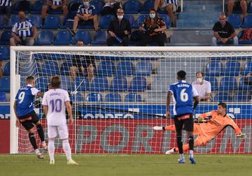 Joselu acercó al Alavés. 1-3 de penalti.