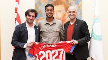 31-05-2023. JONATHAN VARANE, ENTRE EL DIRECTOR DEPORTIVO GERARDO GARCÍA Y EL PRESIDENTE EJECUTIVO DAVID GUERRA, TRAS FIRMAR SU CONTRATO CON EL SPORTING HASTA 2027.