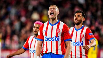 GIRONA, 20/04/2024.- El delantero ucraniano del Girona Artem Dovbyk (c) celebra el gol conseguido durante el partido de la jornada 32 de LaLiga EA Sports disputado entre el Girona y el Cádiz, este sábado en el estadio de Montilivi. EFE/David Borrat