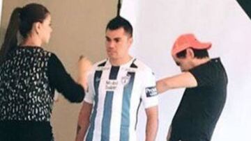 En una fotografía que circula en redes, se filtró una sesión en la que Emmanuel ‘Manny’ García presume la nueva piel de los campeones de Concacaf.