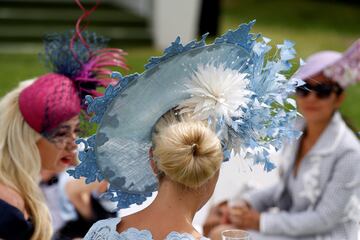 Baile de sombreros en el "Ladies Day" de Epsom