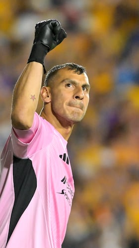 AME5707. SAN NICOLAS DE LOS GARZA (MÉXICO), 19/03/2026.- Nahuel Guzmán de Tigres celebra un gol este jueves, en un partido de octavos de final de la Copa de Campeones Concacaf entre Tigres y Cincinnati en el estadio Universitario UANL en San Nicolás de Los Garza (México). EFE/ Miguel Sierra
