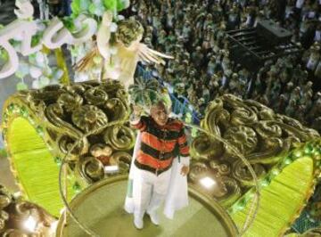 La escuela de samba de 'Imperatriz Leopoldinense' dedicó un desfile entero a la leyenda del fútbol brasileño, Zico.