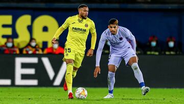 Arnaut Danjuma of Villarreal and Ronald Araujo of FC Barcelona in action during the Santander League match between Villareal CF and FC Barcelona at the Ceramica Stadium on November 27, 2021, in Valencia, Spain.
 AFP7 
 27/11/2021 ONLY FOR USE IN SPAIN