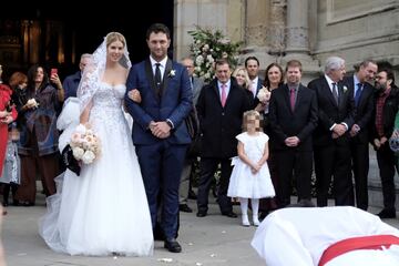 Los recién casados se encontraron a la salida de la Basílica un dantzari que bailó el aurresku, baile tradicional vasco, como homenaje hacia la feliz pareja.