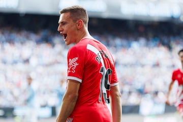 El pichichi del Rayo, con seis dianas, firmó la remontada franjirroja en Balaídos. Su gol fue una obra maestra. Controló con el pecho, recortó a un rival dentro del área y mantuvo la calma para avivar el sueño de Europa con un potente zurdazo. Esta temporada se está saliendo.