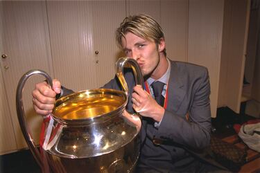 A pesar de que hiciera carrera en otros equipos, David Beckham se convirtió rápidamente y por encima del resto de los Fergie Boys en el ojito derecho de Old Trafford. Fue la gran estrella del United que ganó el triplete en 1999 (fue elegido Balón de Plata aquel año), sus golpeos con la pierna derecha marcaron un antes y un después en el fútbol inglés y todo lo que le rodeaba extradeportivamente hacían de él un personaje icónico. Apodado Spice Boy por su relación con Victoria, una de las integrantes de las Spice Girls, Beckham dejó su huella en el United, al que llegó a capitanear y con el que ganó, entre otras cosas, seis Premier Leagues y una Champions.
