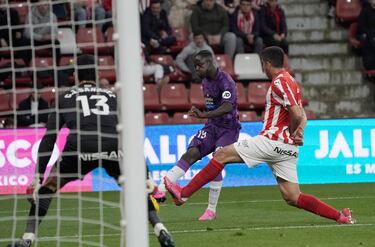 Amath fue el jugador más incisivo del Valladolid ante el Sporting. El senegalés marcó el único tanto de los blanquivioletas, tras un jugadón en el que sentó tanto a Cote, como a Roque Mesa.