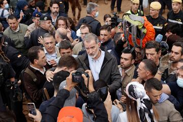 Felipe VI hablando con los afectados por la riada en Paiporta.