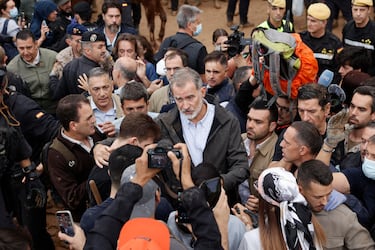Felipe VI hablando con los afectados por la riada en Paiporta.