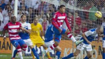 Jeison Murillo intenta un remate de cabeza.