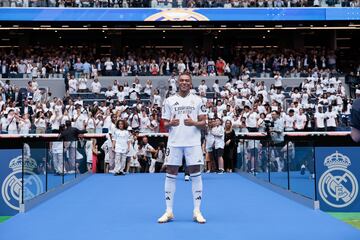 16 de julio de 2024 | El esperado fichaje francés se vistió de blanco en su presentación en el Santiago Bernabéu ante más de 75.000 personas. 