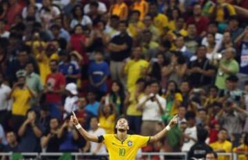 Neymar celebra su cuarto gol contra Japón durante su partido amistoso de fútbol en el estadio nacional de Singapur