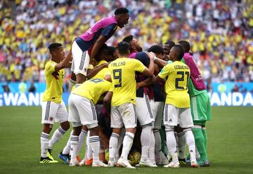 Colombia 1-1 Japón | Hasebe derribó a Falcao en el borde del área, y Juan Fernando Quintero cobró el tiro libre por debajo de la barrera y Kawashima atajó, pero el balón ya había superado la línea de gol, a pesar de la protesta del arquero japonés.