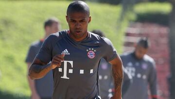 Douglas Costa.