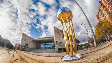 El trofeo de la Copa del Rey, delante del Palau Olímpic de Badalona, el escenario que acogerá desde hoy y hasta el domingo la edición número 87 del torneo del KO.