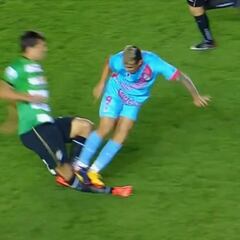 ¿La entrada más dura de siempre? Da escalofríos sólo con verla