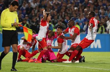 El Campín volvió a ser el escenario de un clásico histórico. Santa Fe y Millonarios tuvieron que irse hasta los penales para definir el clasificado a los cuartos de final de la Copa Sudamericana, serie en la que ganó el equipo cardenal.