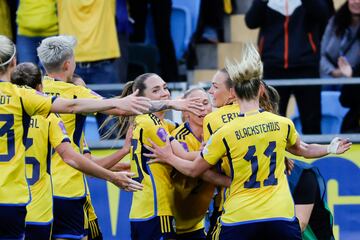 Las jugadoras suecas celebran el tanto de Magdalena Eriksson que adelantaba a Suecia en el marcador.