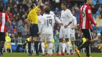 Varane, en el momento en el que &Aacute;lvarez Izquierdo le muestra la tarjeta roja ante el Athletic