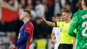 SEVILLA, 09/02/2025.- El centrocampista del Barcelona Fermín López (i) ve una tarjeta roja durante partido de LaLiga de fútbol que Sevilla FC y FC Barcelona disputan este domingo en el estadio Ramón Sánchez-Pizjuán. EFE/ Julio Munoz