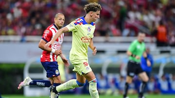 Javier -Chicharito- Hernandez (L) if Guadalajara fights for the ball with Igor Lichnovsky (R) of America during the 12th round match between Guadalajara and America as part of the Torneo Clausura 2024 Liga BBVA MX at Akron Stadium on March 16, 2024 in Guadalajara, Jalisco, Mexico.