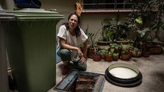 Lucina Leo, pobladora de la colonia Del Valle, observa el agua contaminada en la cisterna del edificio en el que vive, en la alcaldía Benito Juárez, de Ciudad de México, el 10 de abril de 2024.